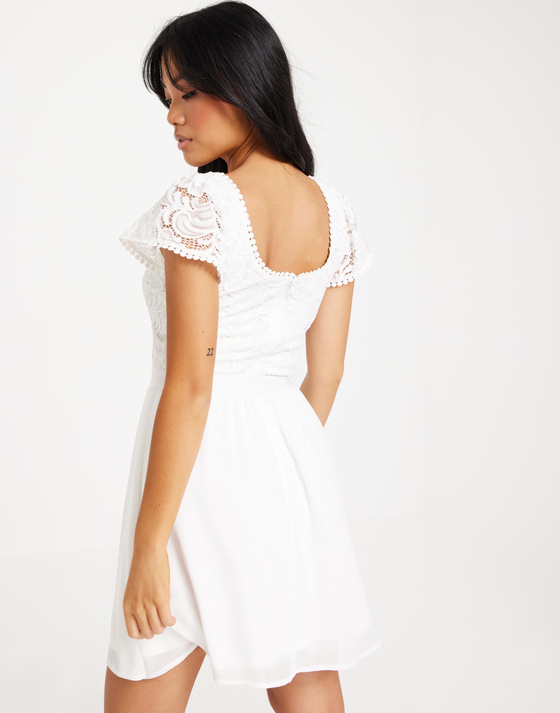 biała mini sukienka koronka krótki rękaw