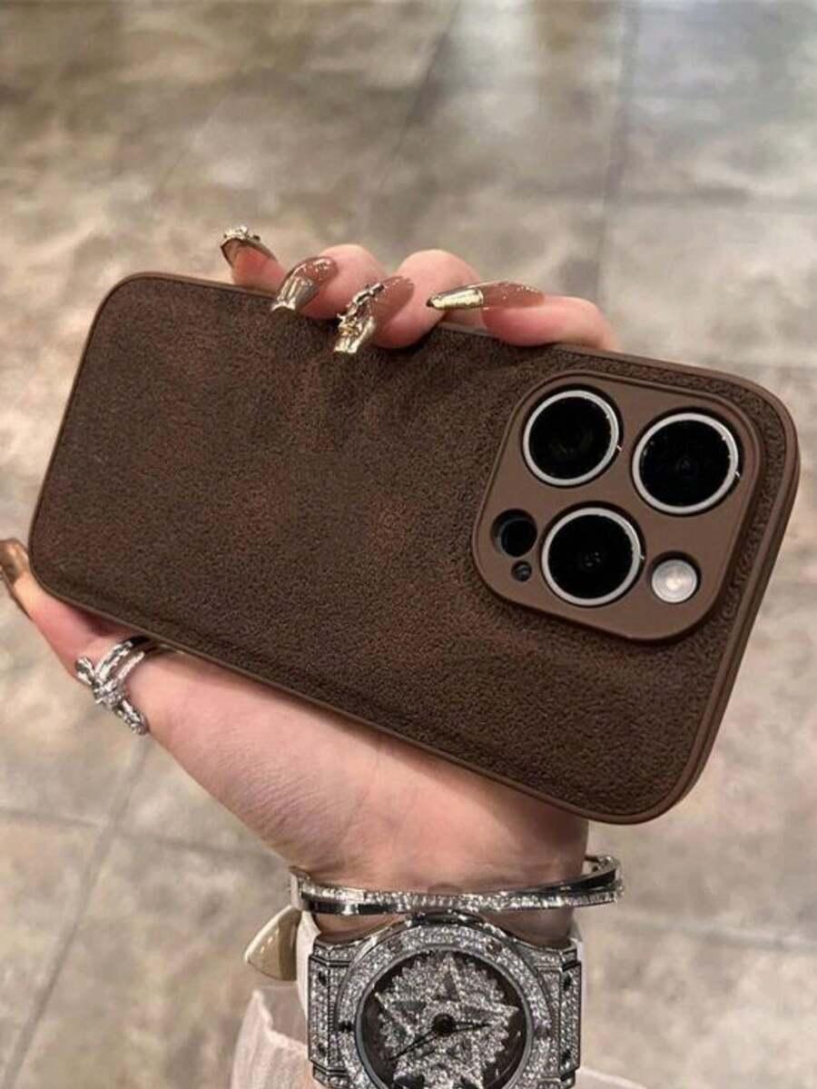 brązowe etui na telefon iphone 15 pro