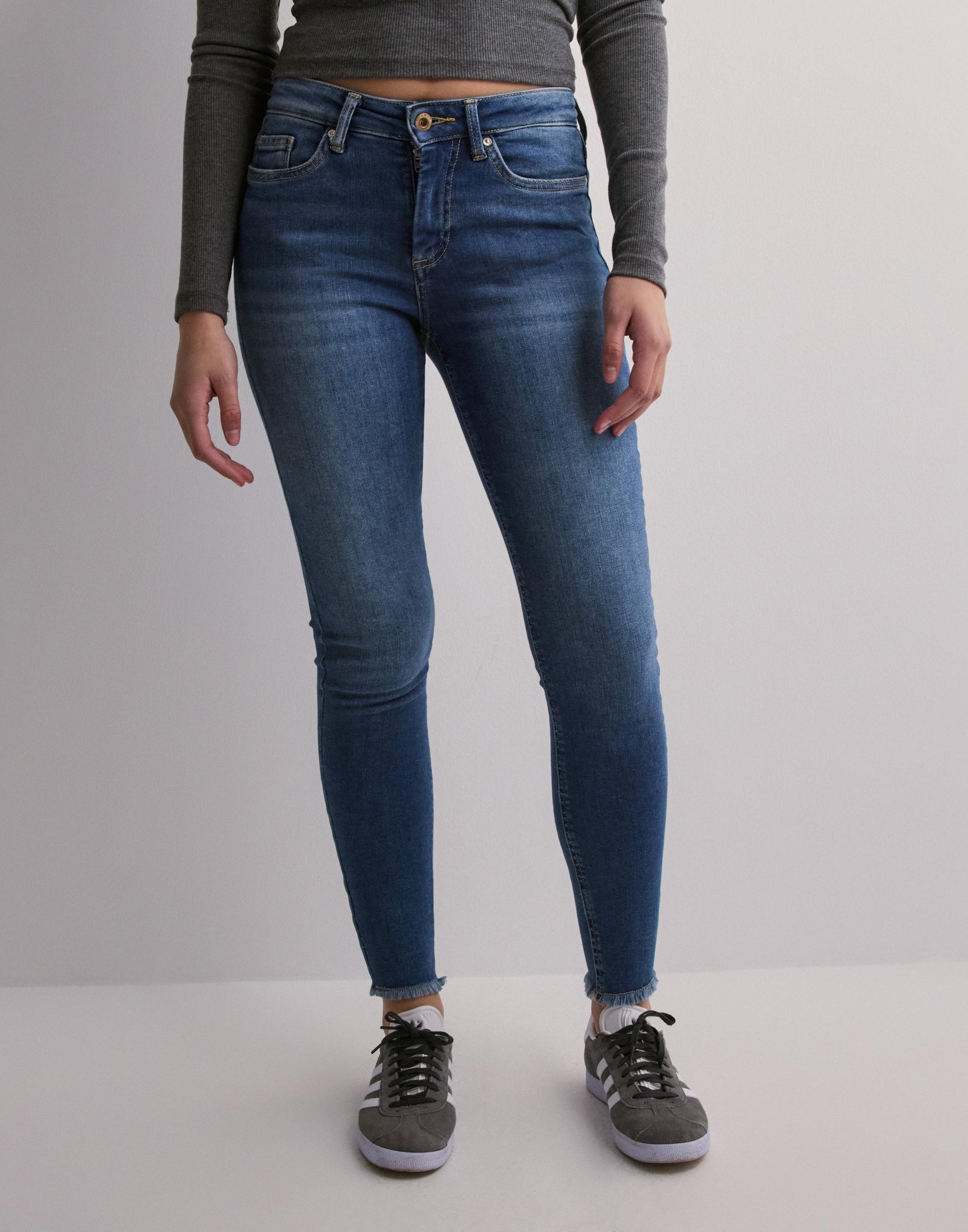 cieniowane spodnie rurki jeansy