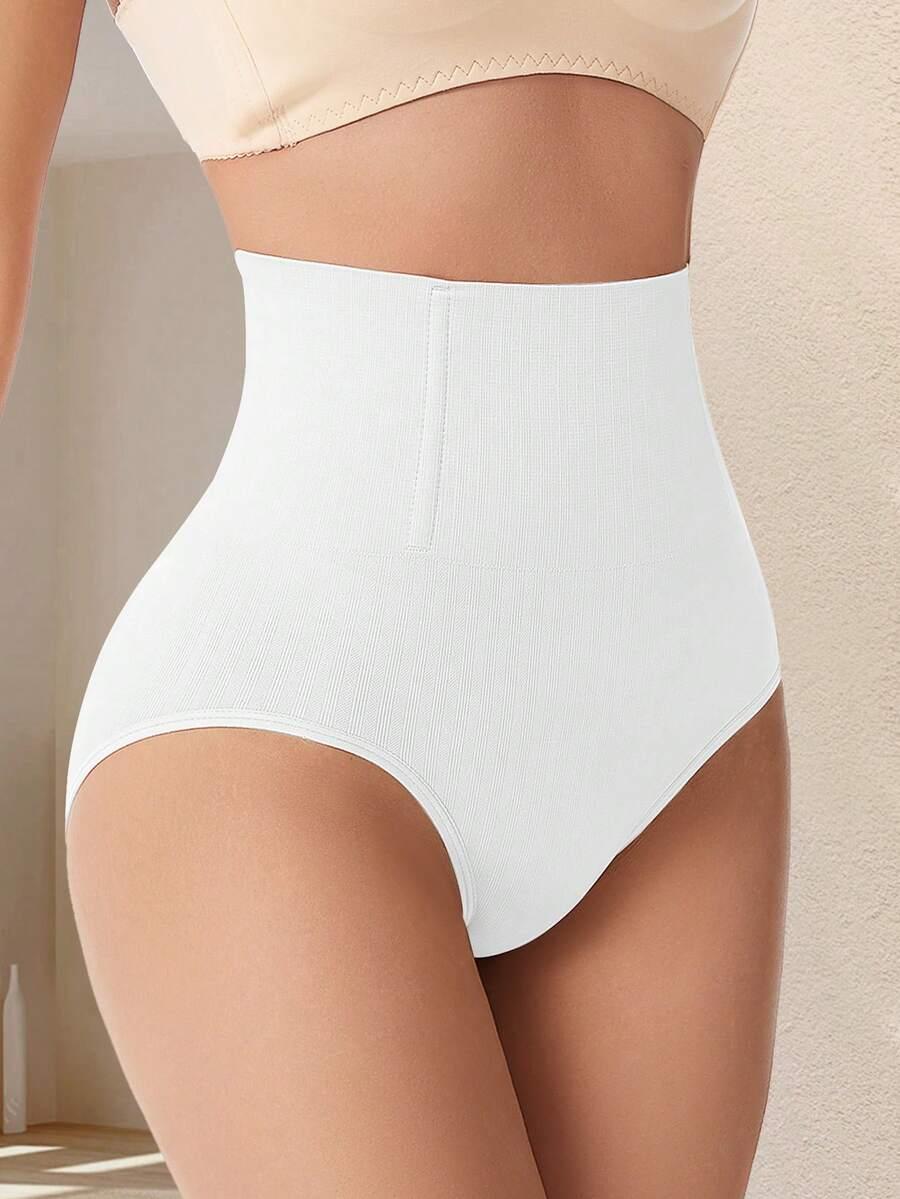 białe modelujące majtki