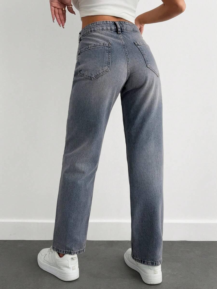 niebieskie spodnie jeans