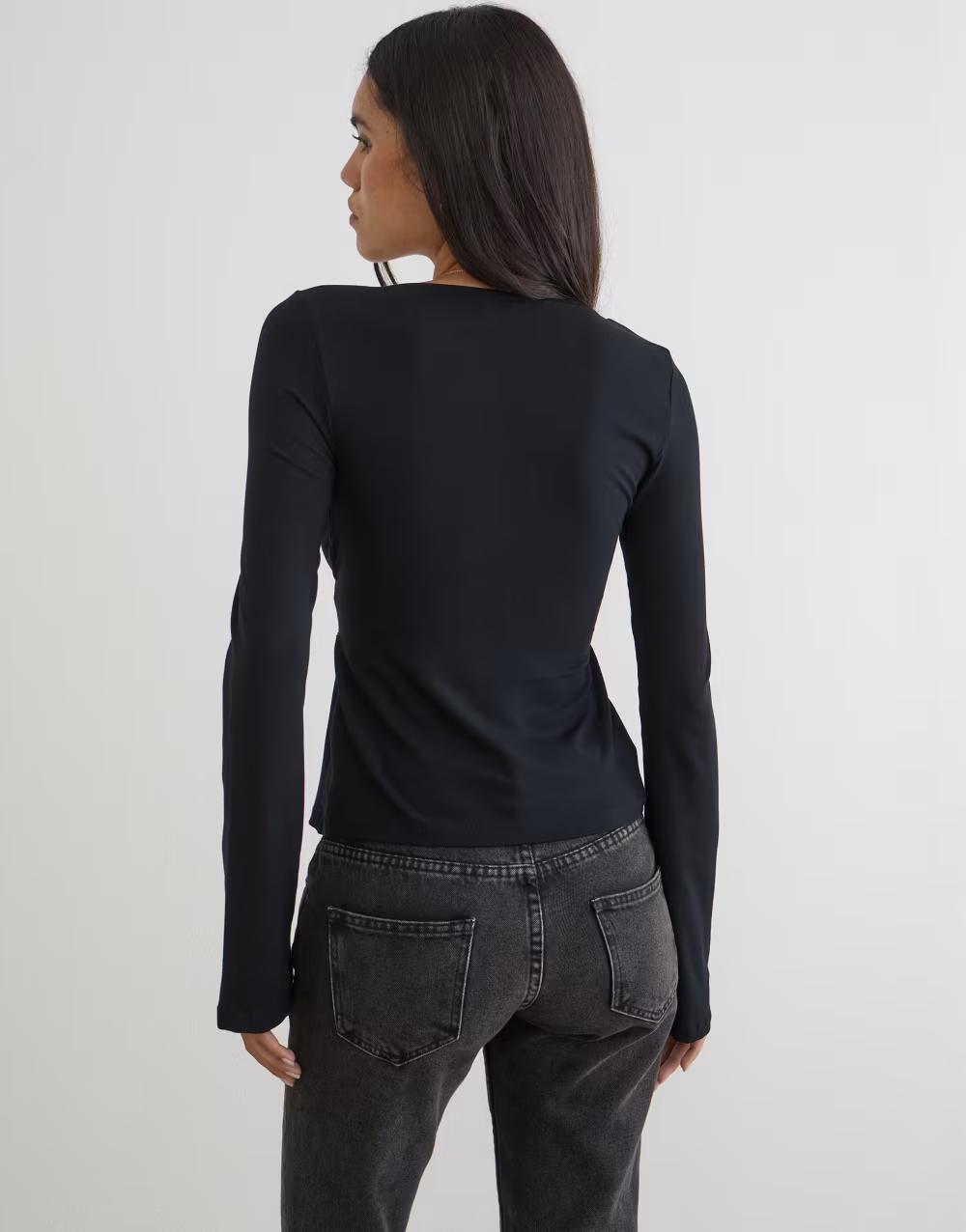 czarny top z długim rękawem v-neck