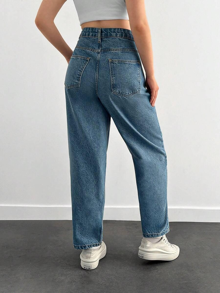 niebieskie spodnie jeans