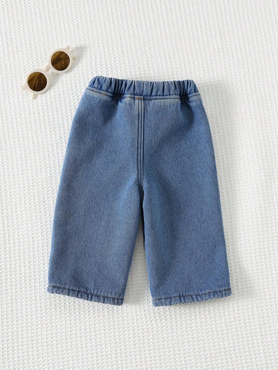 niebieskie spodnie jeans