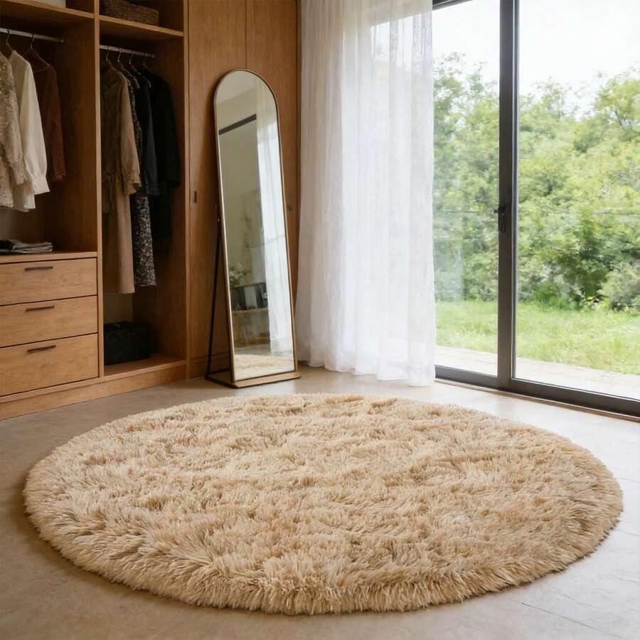 beżowy fluffy dywan 