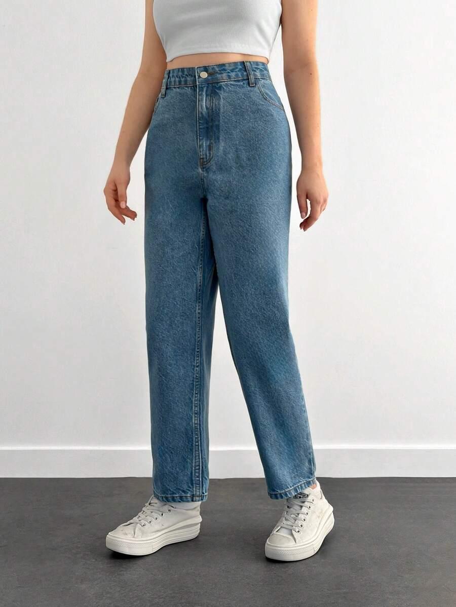 niebieskie spodnie jeans