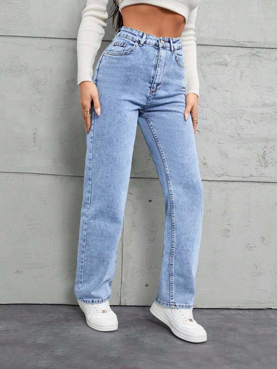niebieskie spodnie jeans