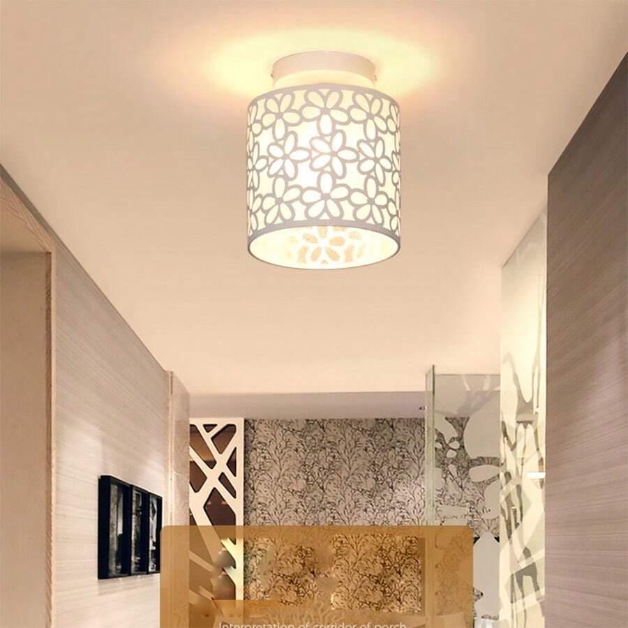 biała lampa sufitowa