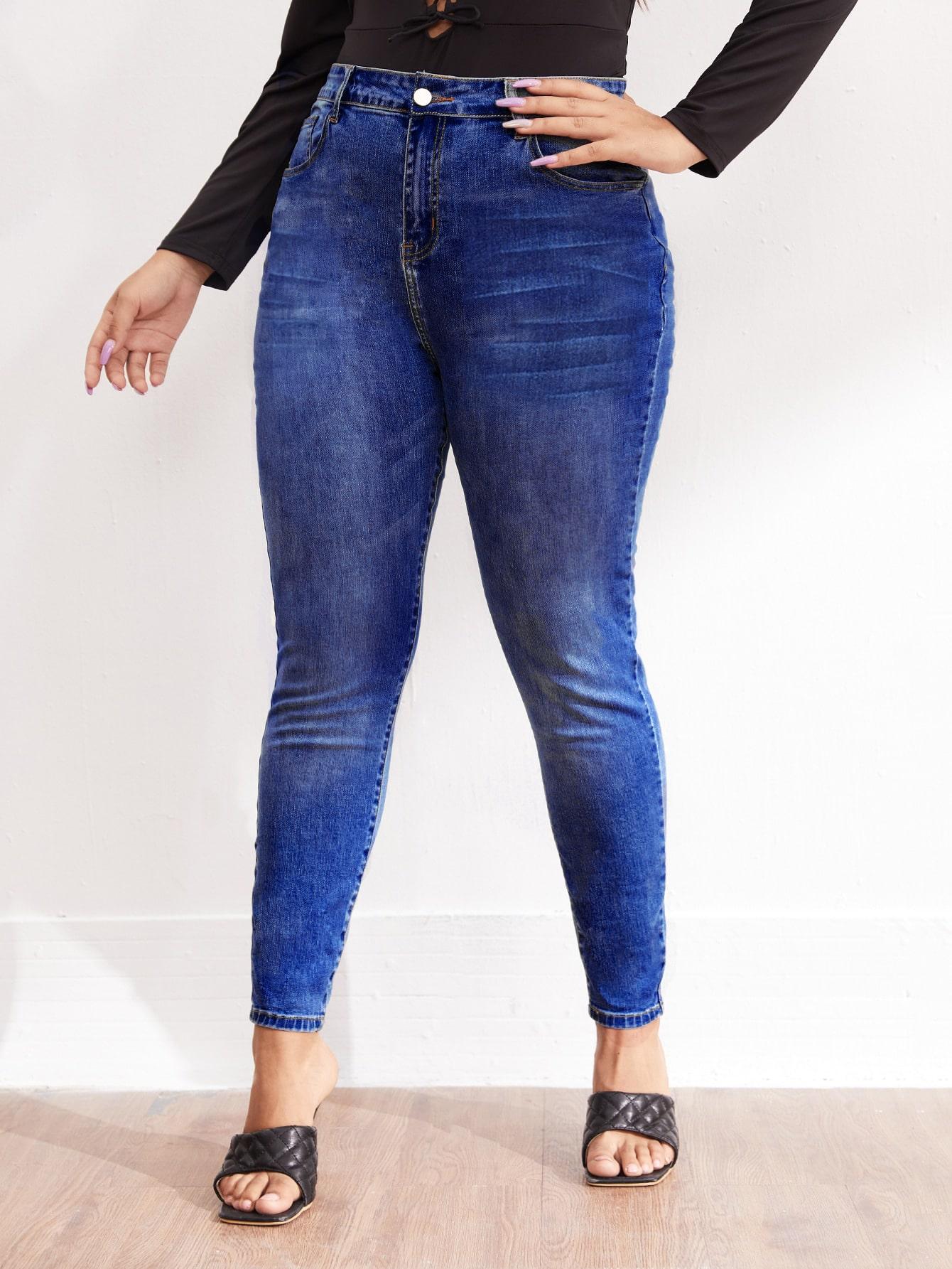 niebieskie spodnie jeans rurki 