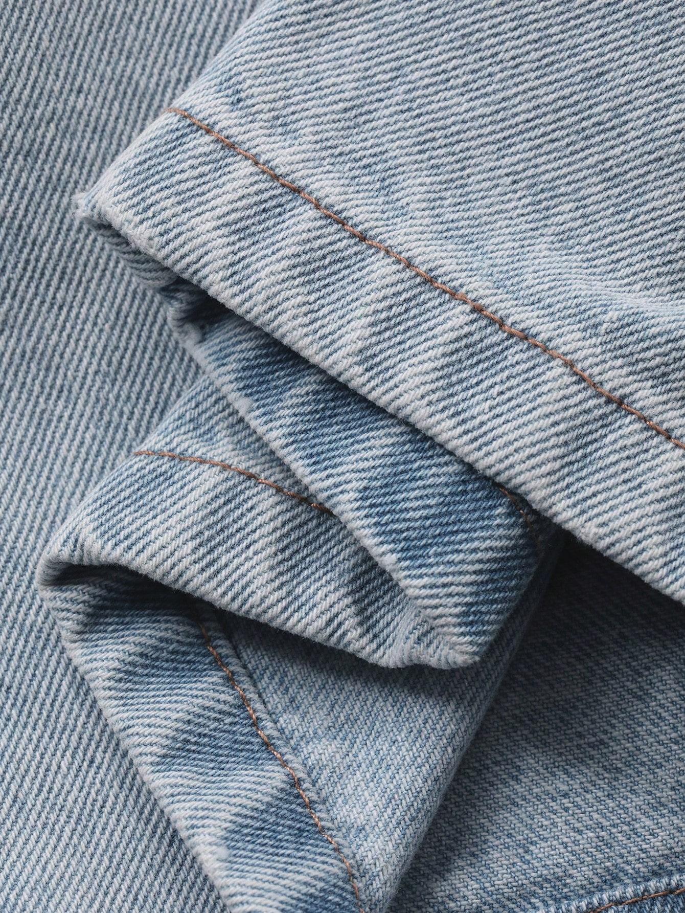 niebieskie spodnie jeans