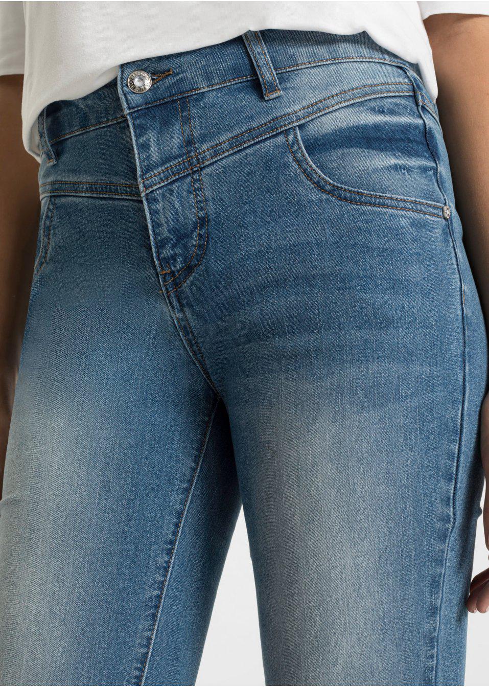 niebieskie spodnie jeans 
