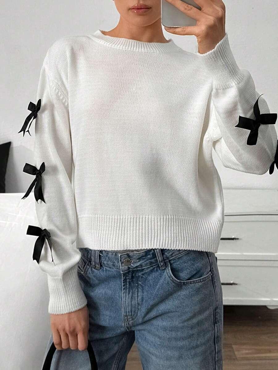 SWETER Z KOKARDKAMI