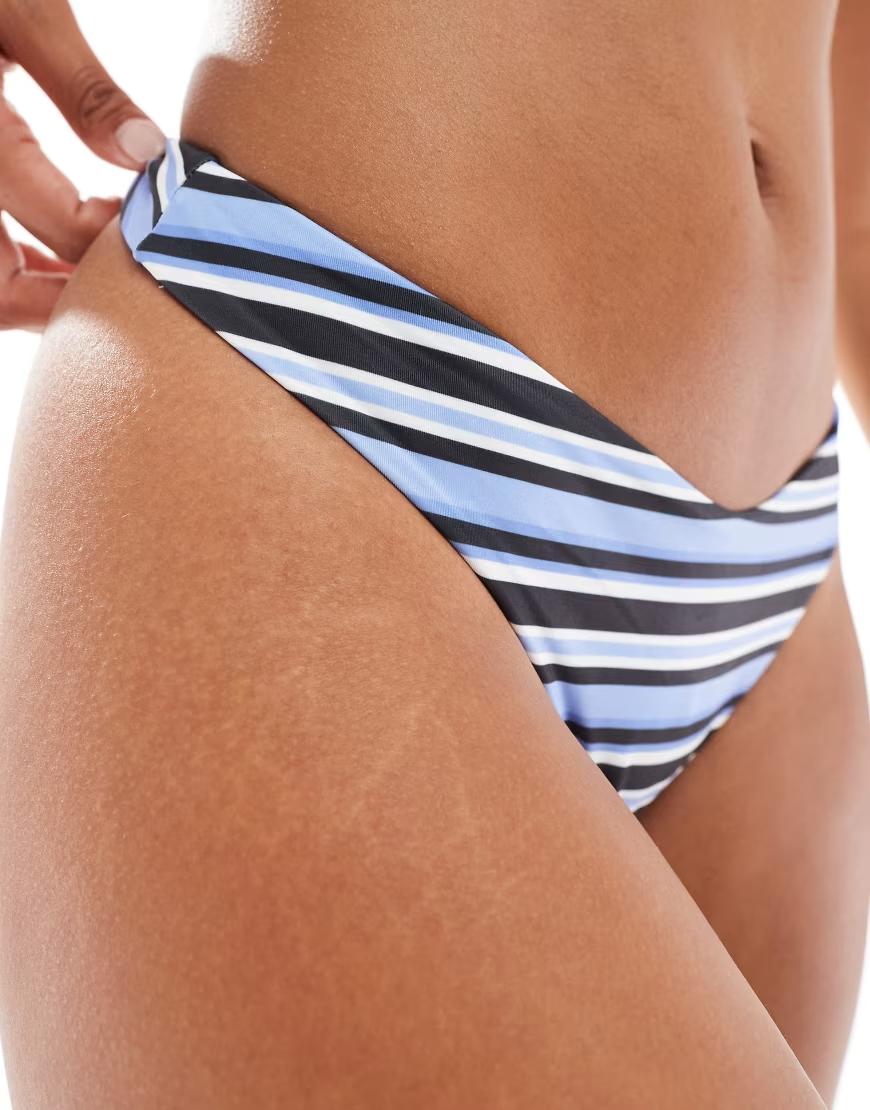 niebieski dół od bikini paski