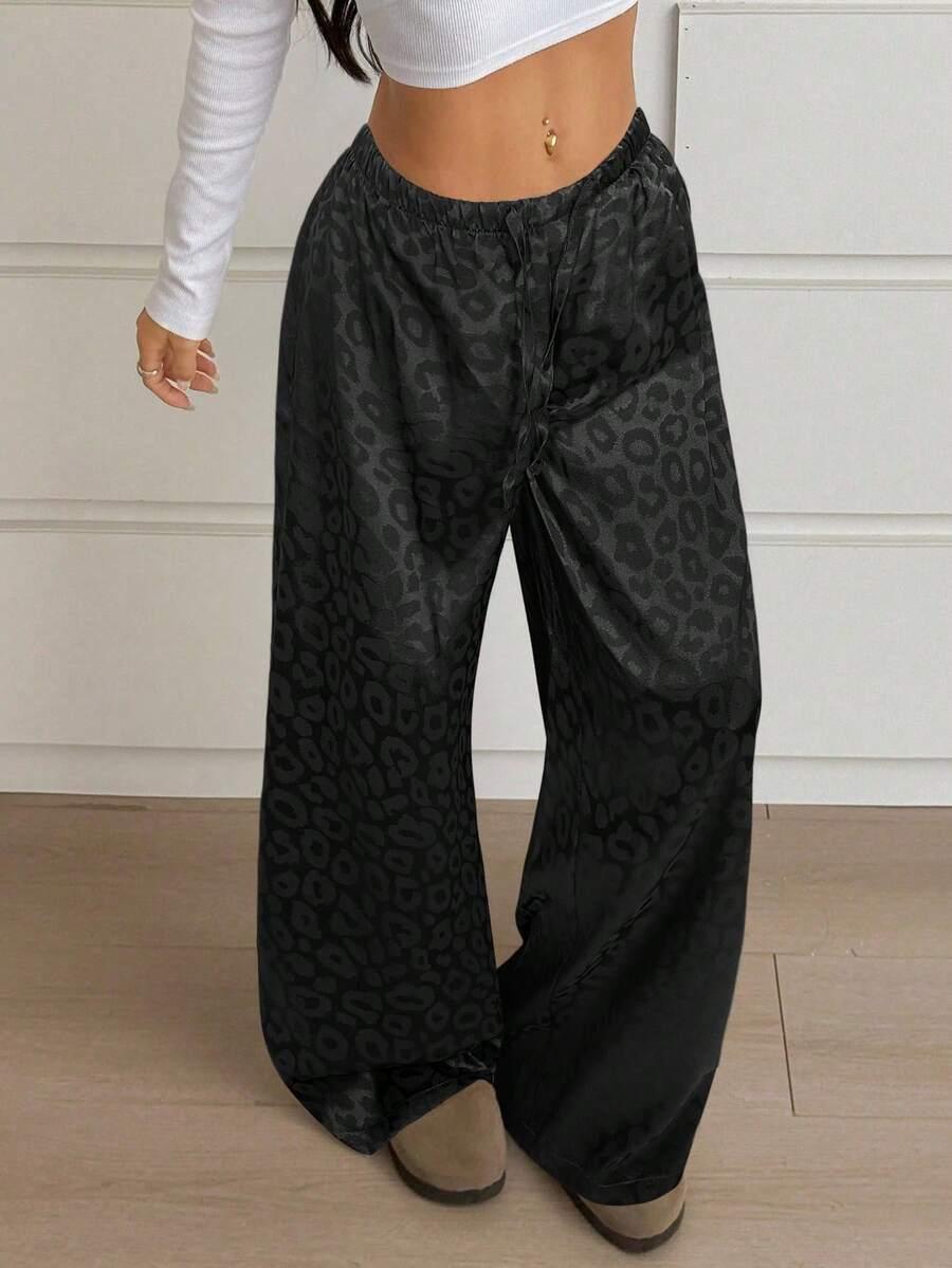 czarne spodnie animal print