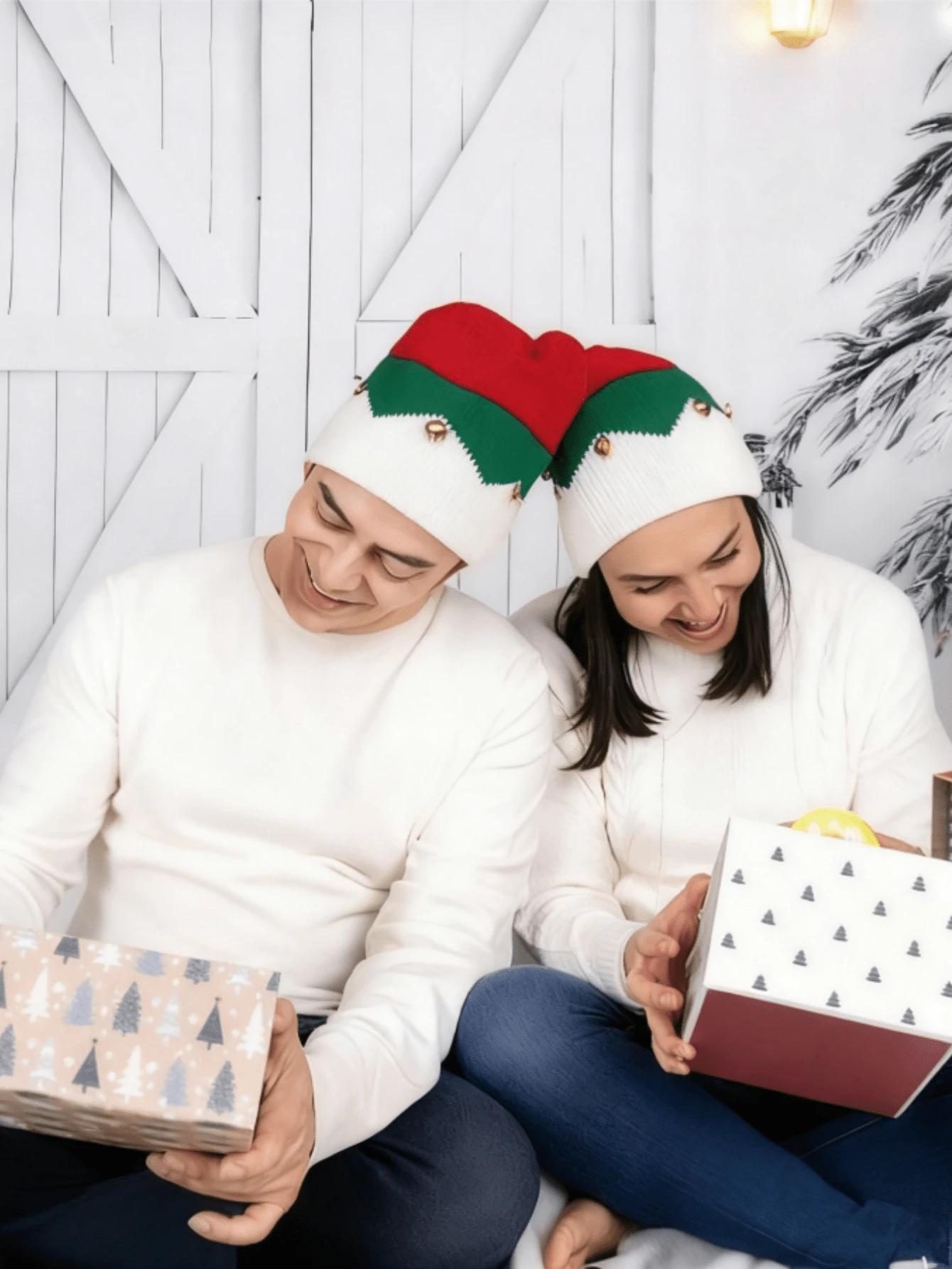 czapka z pomponem motyw świąteczny