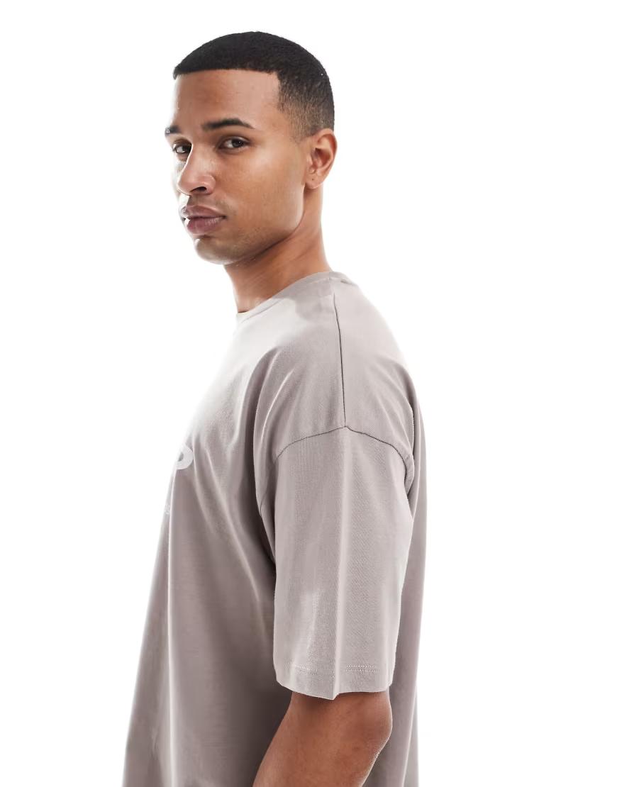 beżowy t-shirt oversize napis striker