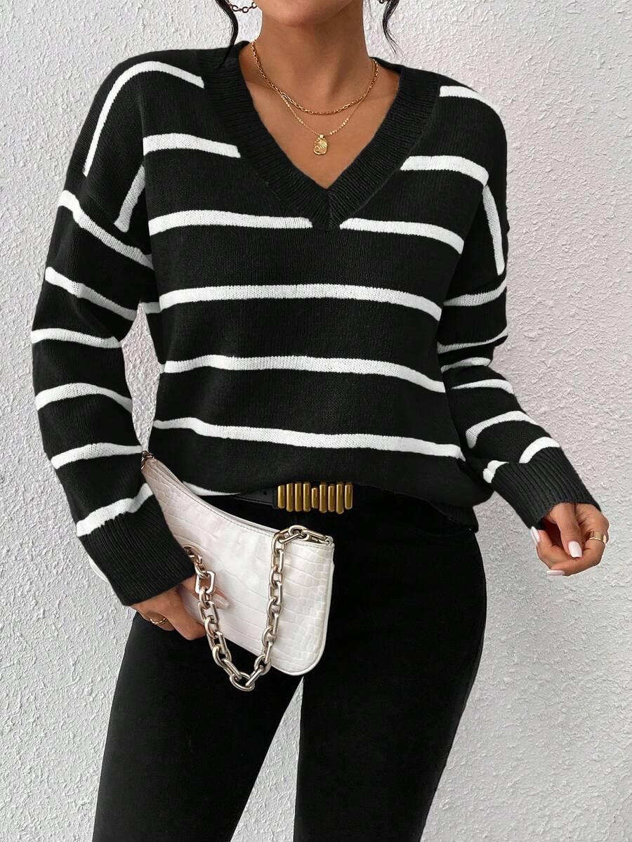 czarny sweter paski