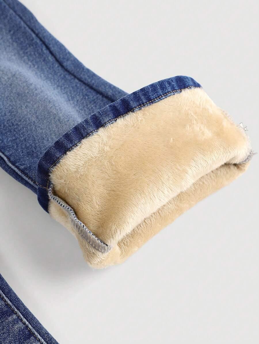 niebieskie spodnie jeans 