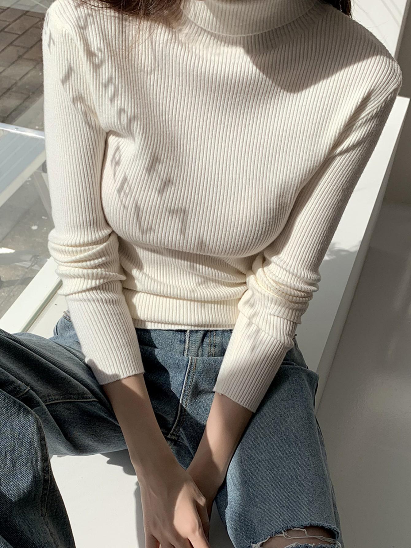 beżowy sweter z golfem prążki