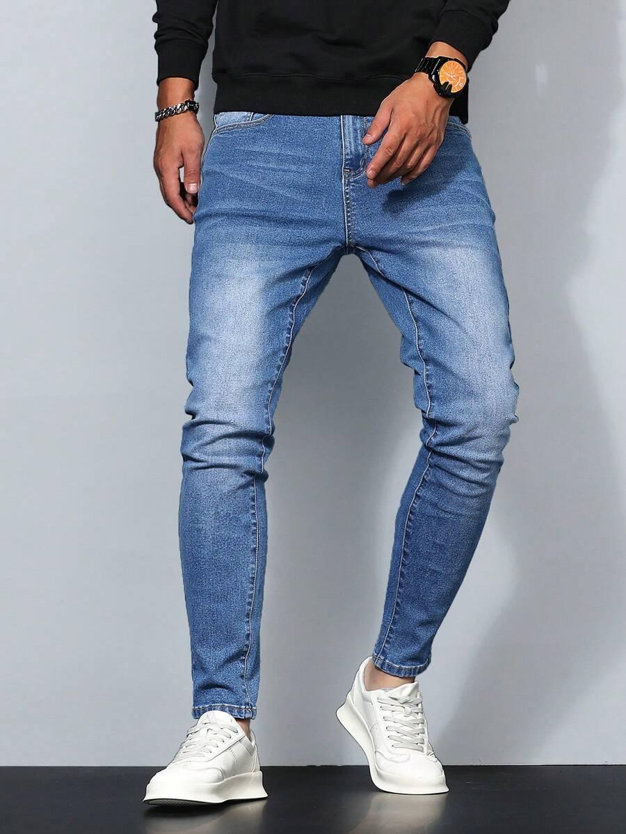 niebieskie spodnie jeans