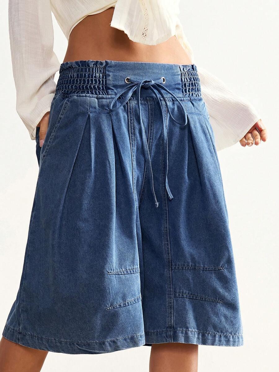 niebieskie spodenki jeans