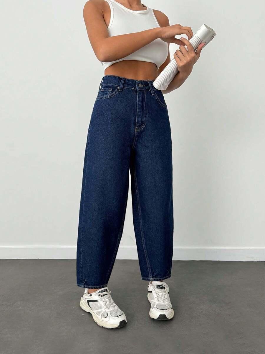 granatowe spodnie jeans