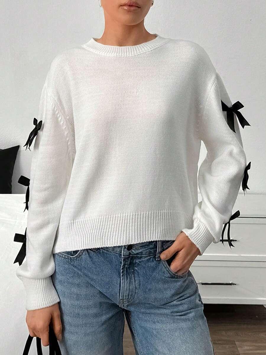 SWETER Z KOKARDKAMI