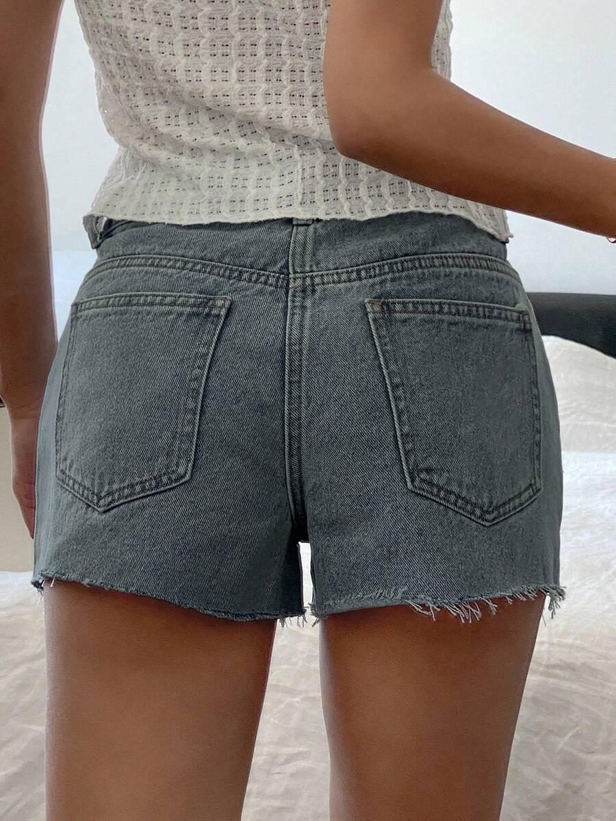 niebieskie spodenki jeans