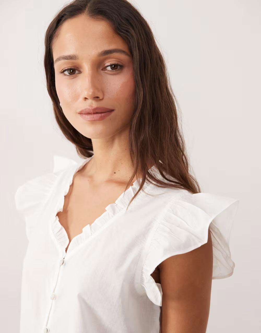biała bluzka bez rękawów v-neck