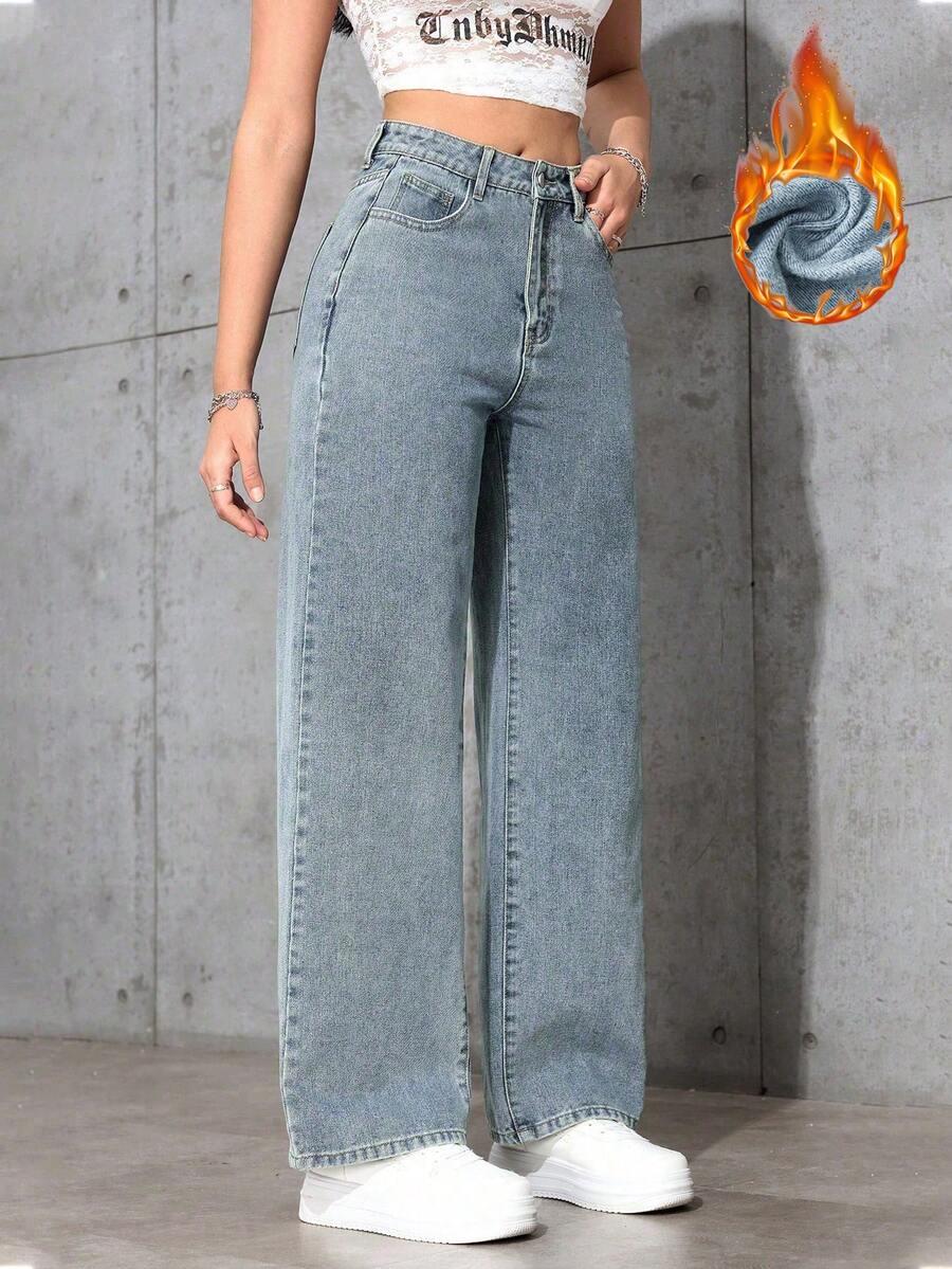niebieskie spodnie jeans