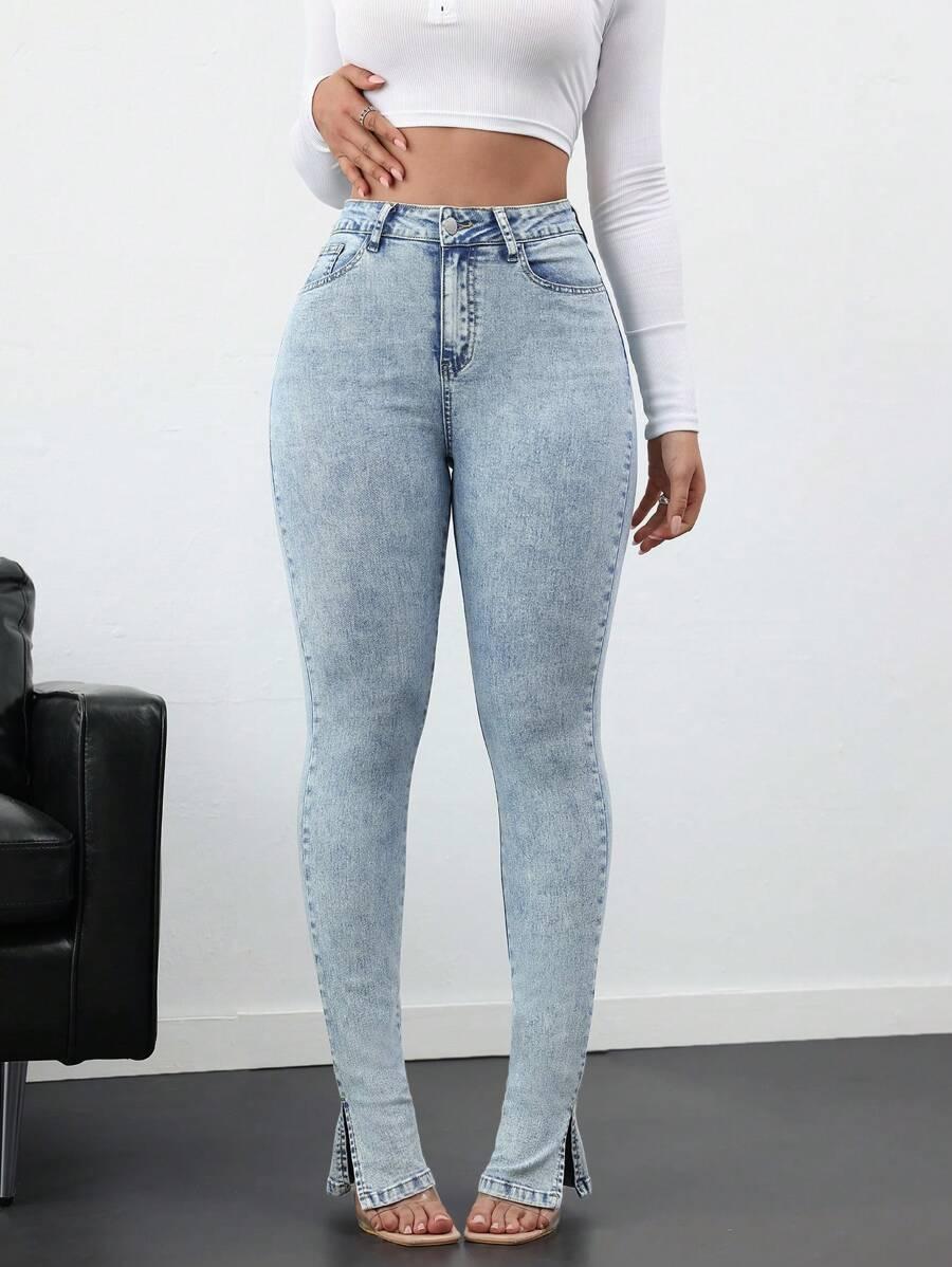 niebieskie spodnie jeans