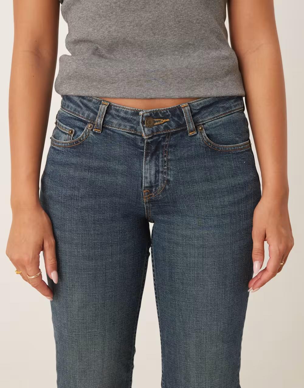 niebieskie spodnie jeans kieszenie