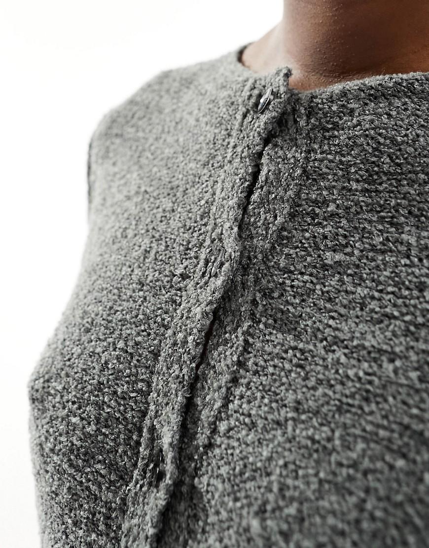 szary klasyczny rozpinany sweter guziki