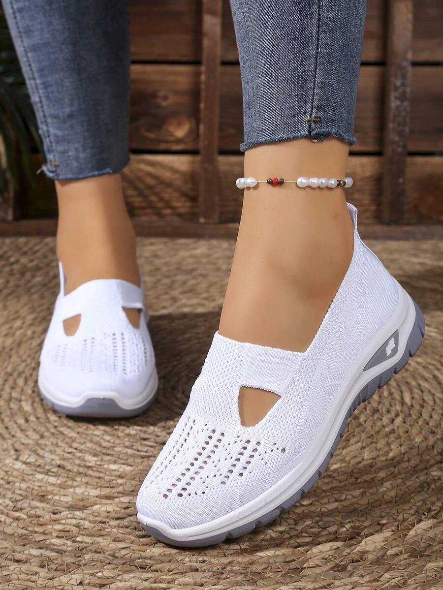 białe siateczkowe buty sportowe