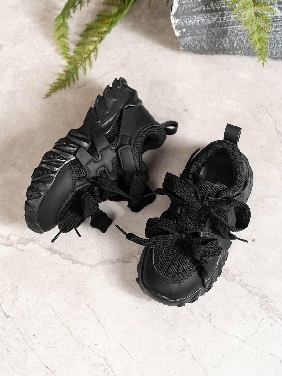 czarne sznurowane buty sportowe