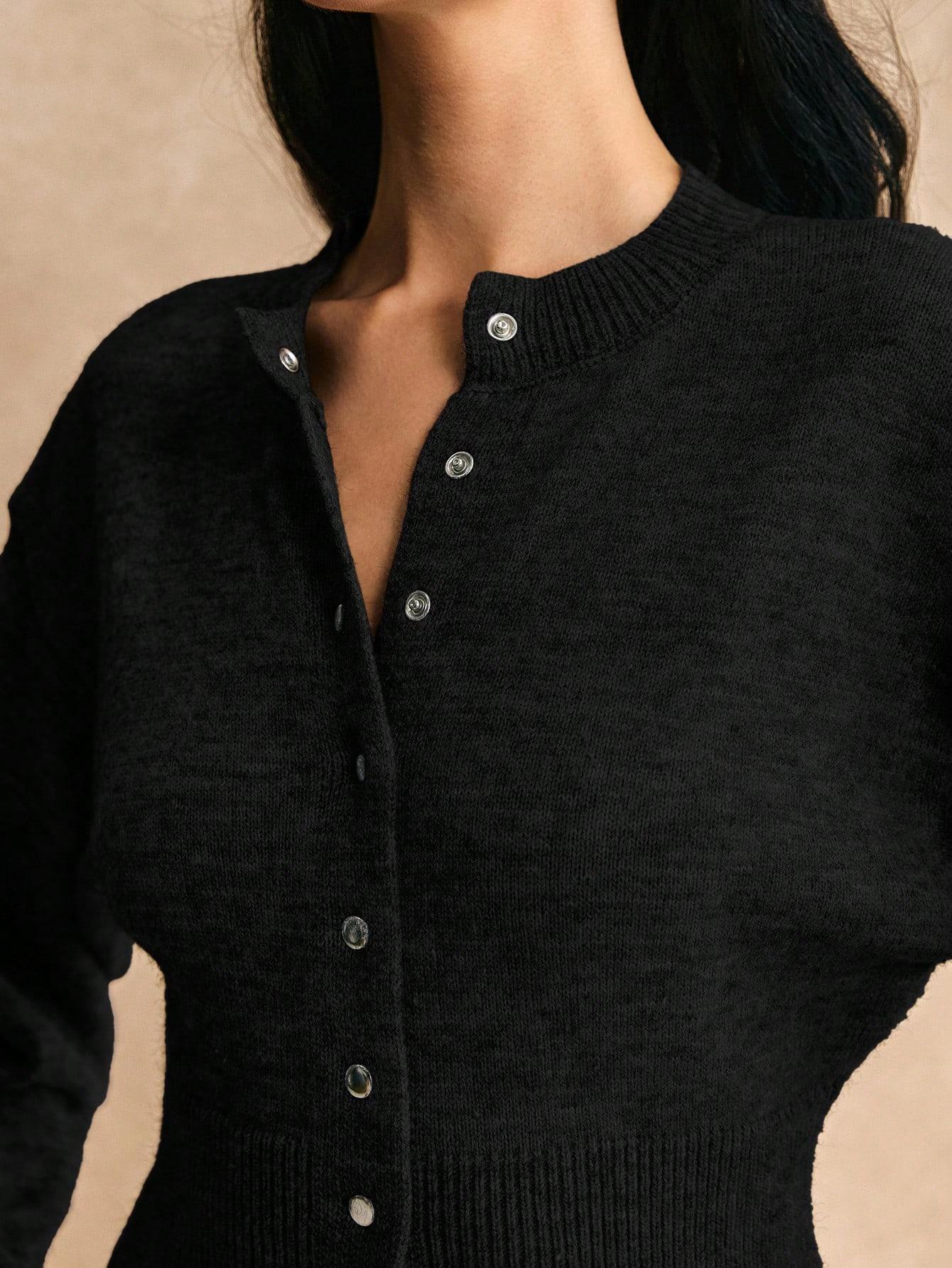 czarny sweter guziki