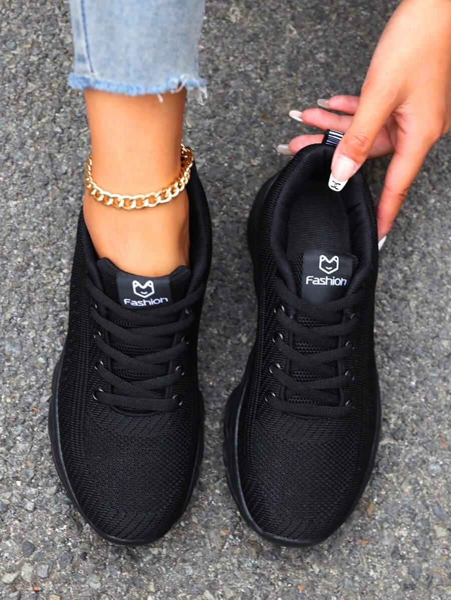 czarne buty sportowe sznurowane