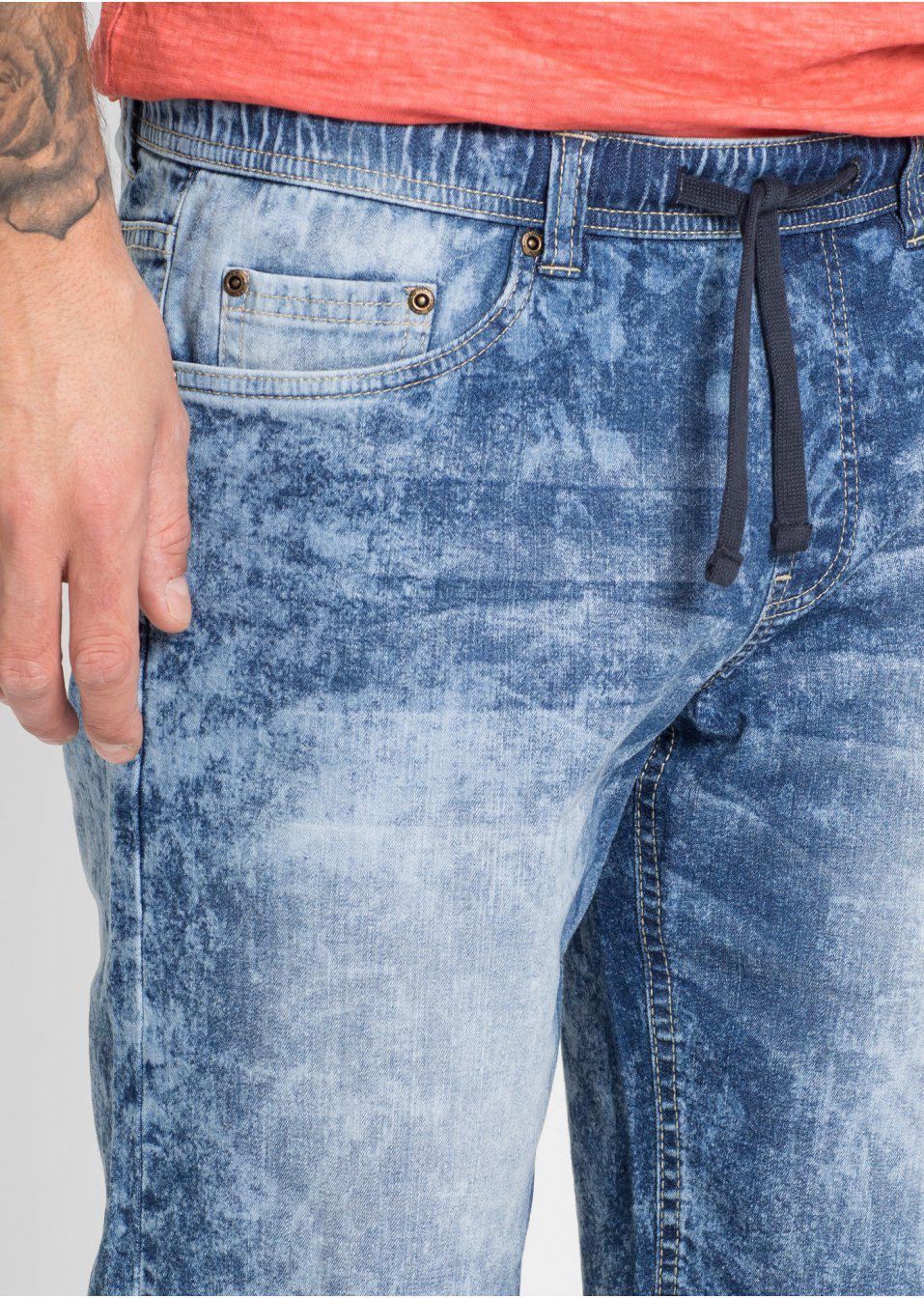 niebieskie spodenki jeans