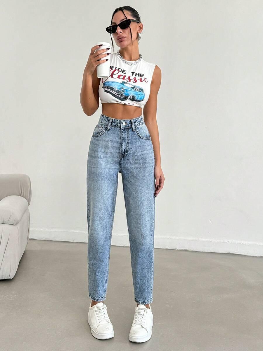 niebieskie spodnie jeans