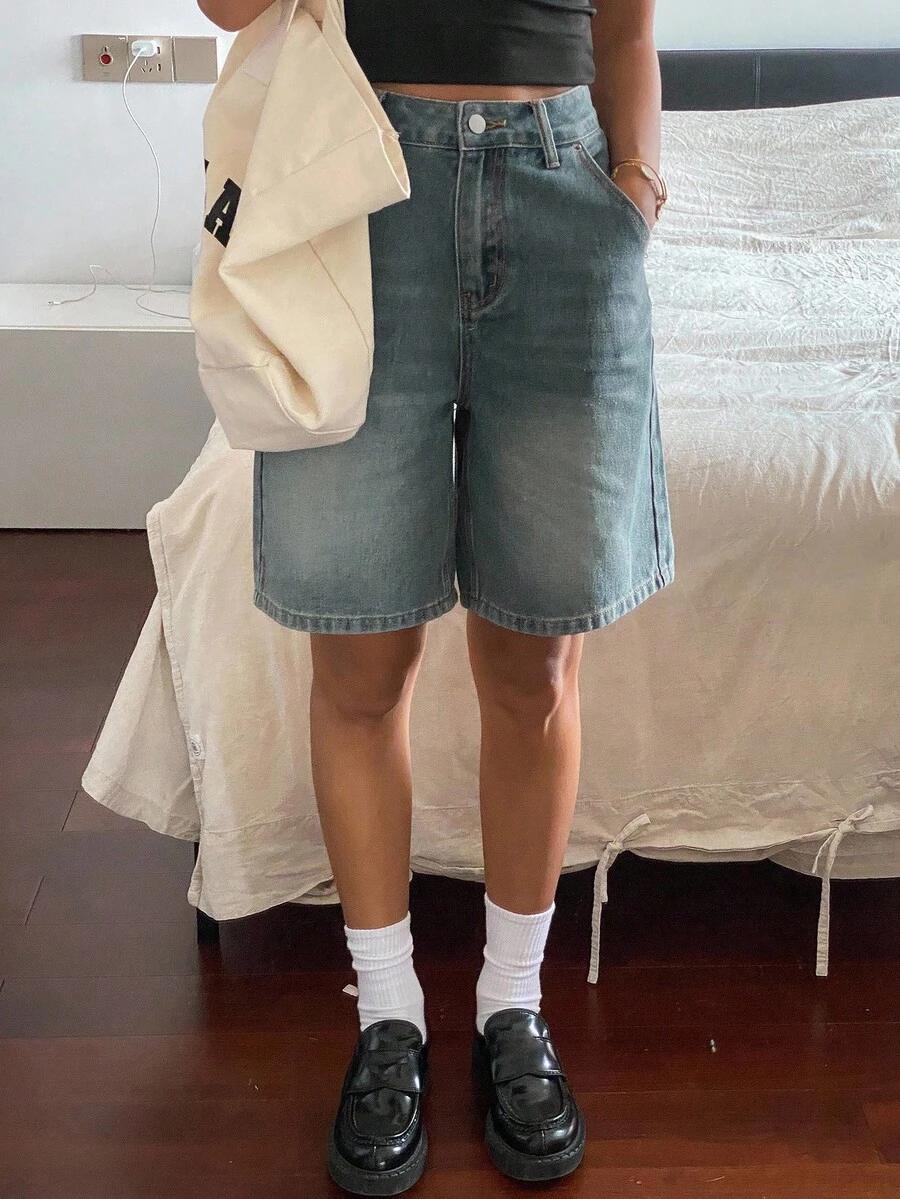 niebieskie spodenki jeans