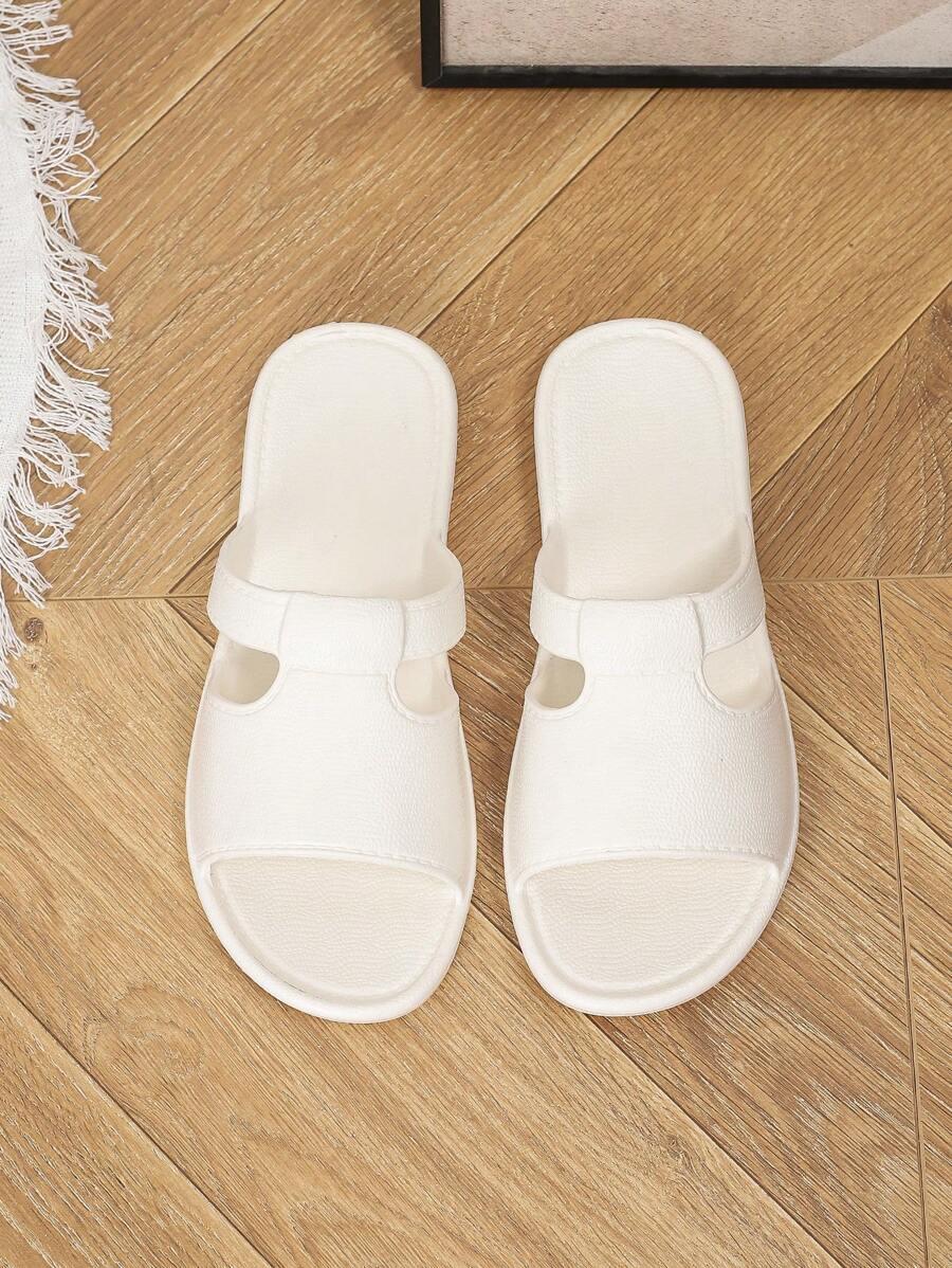 białe kapcie casual