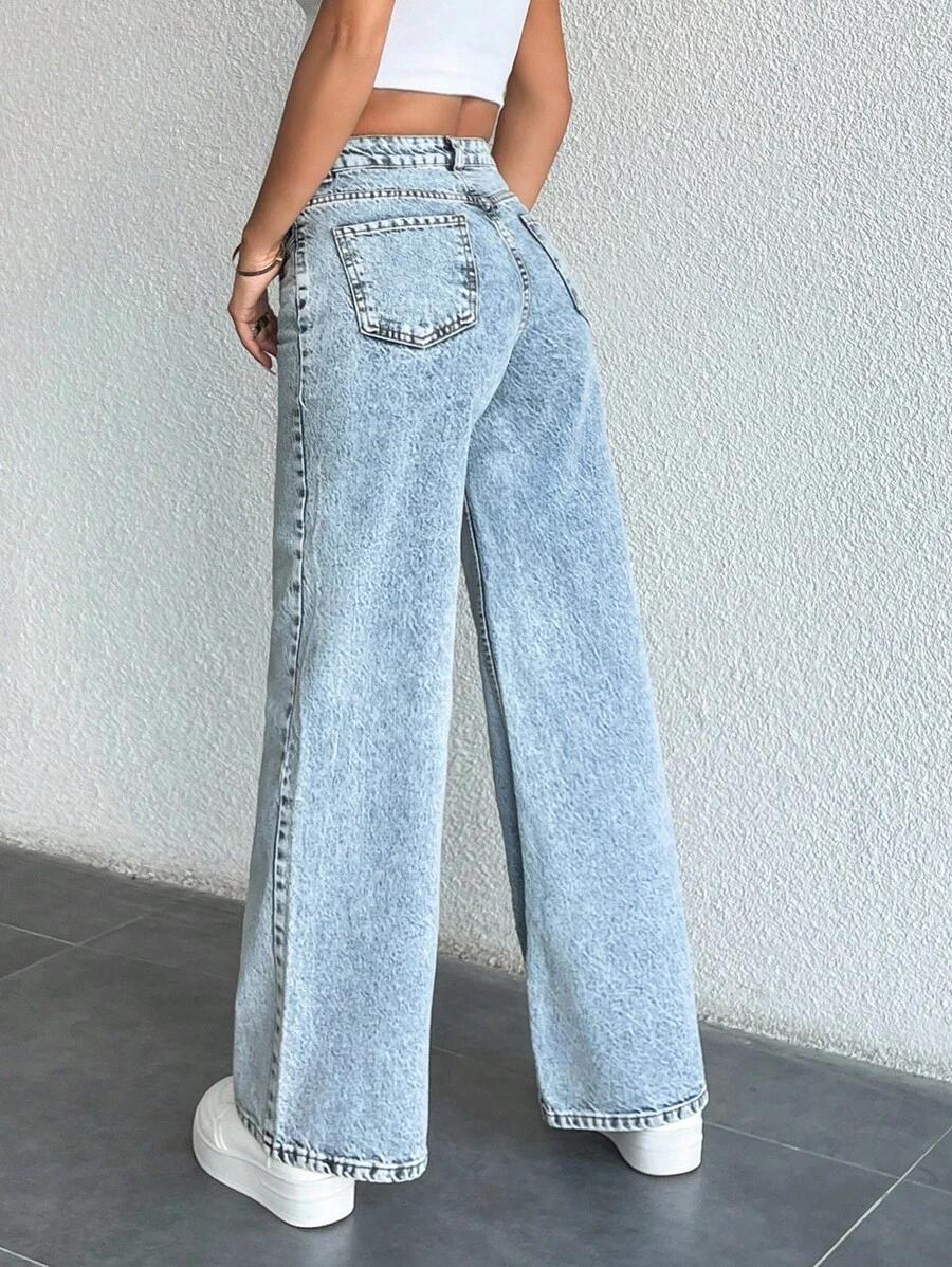 niebieskie spodnie jeans