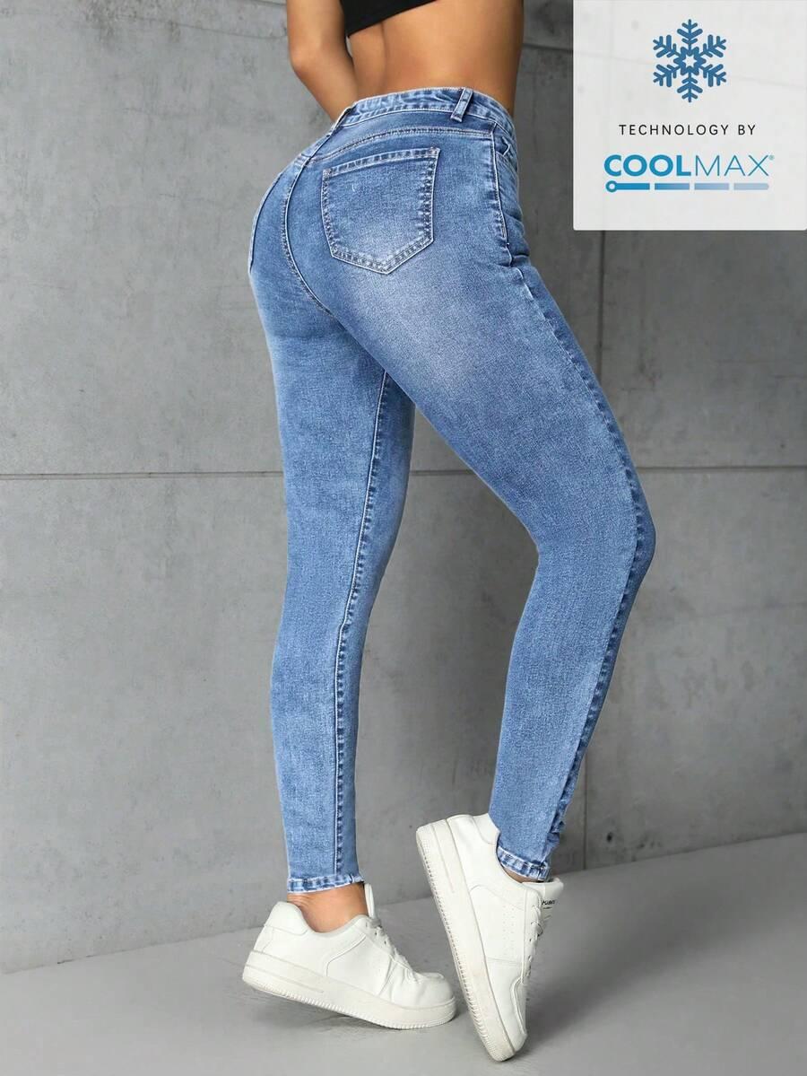 niebieskie spodnie jeans