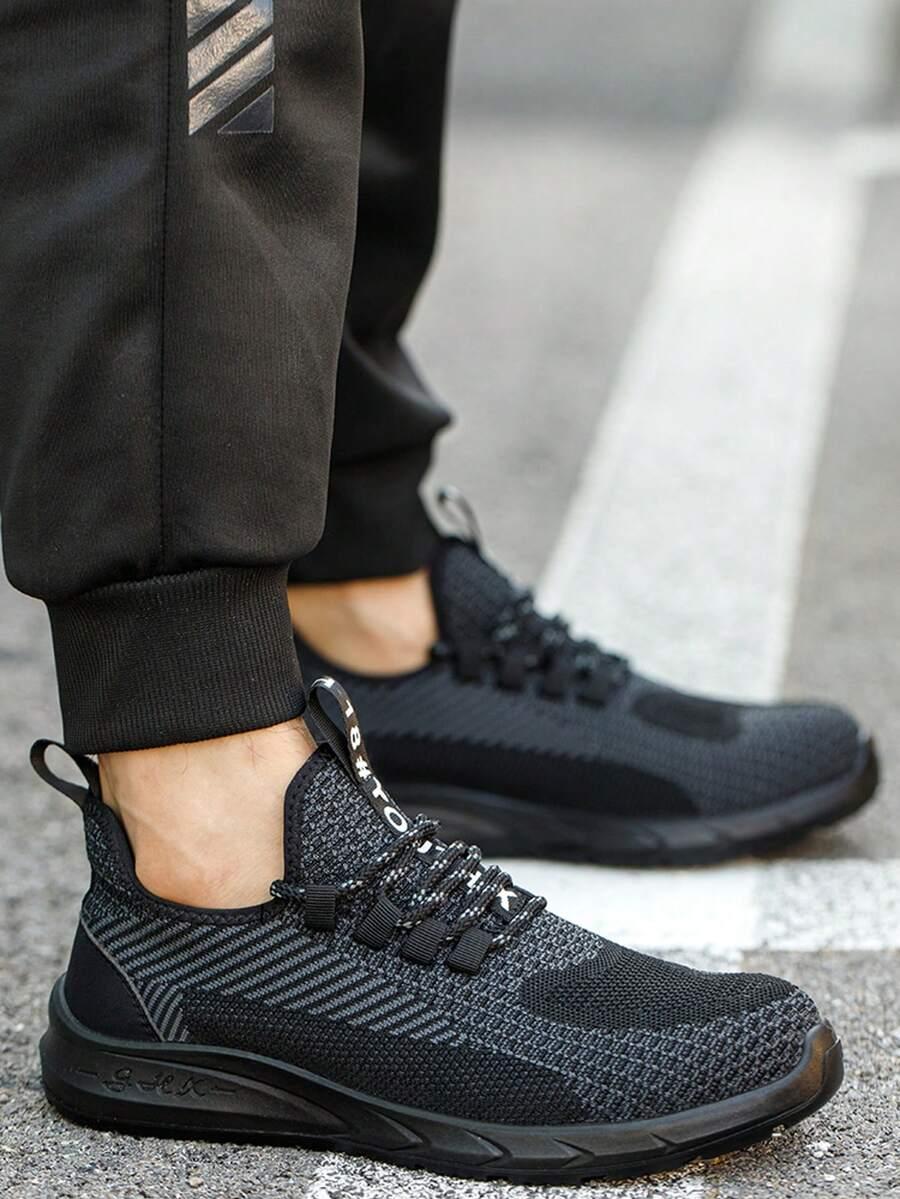 czarne sznurowane buty sportowe