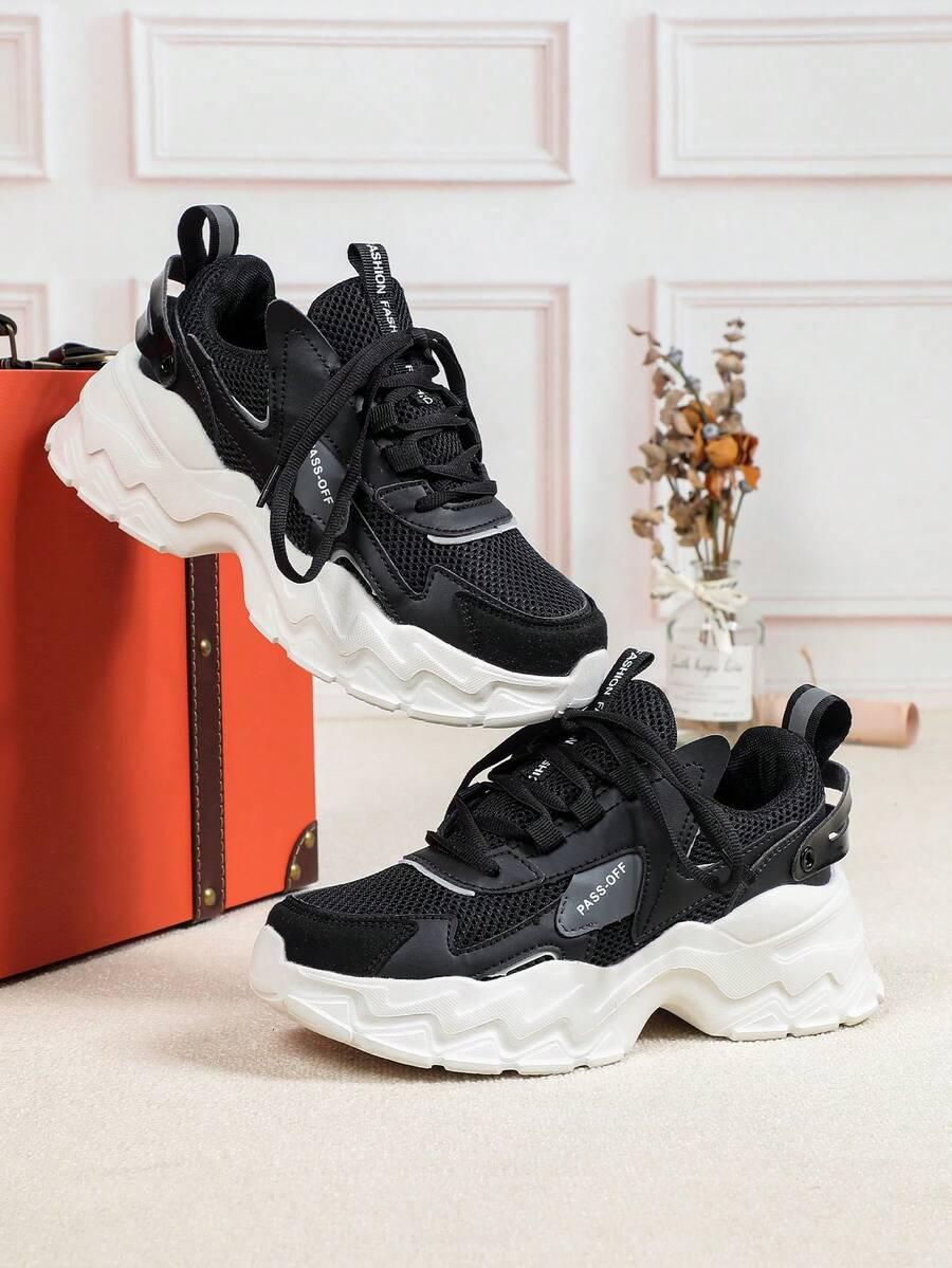 czarne sznurowane buty sportowe