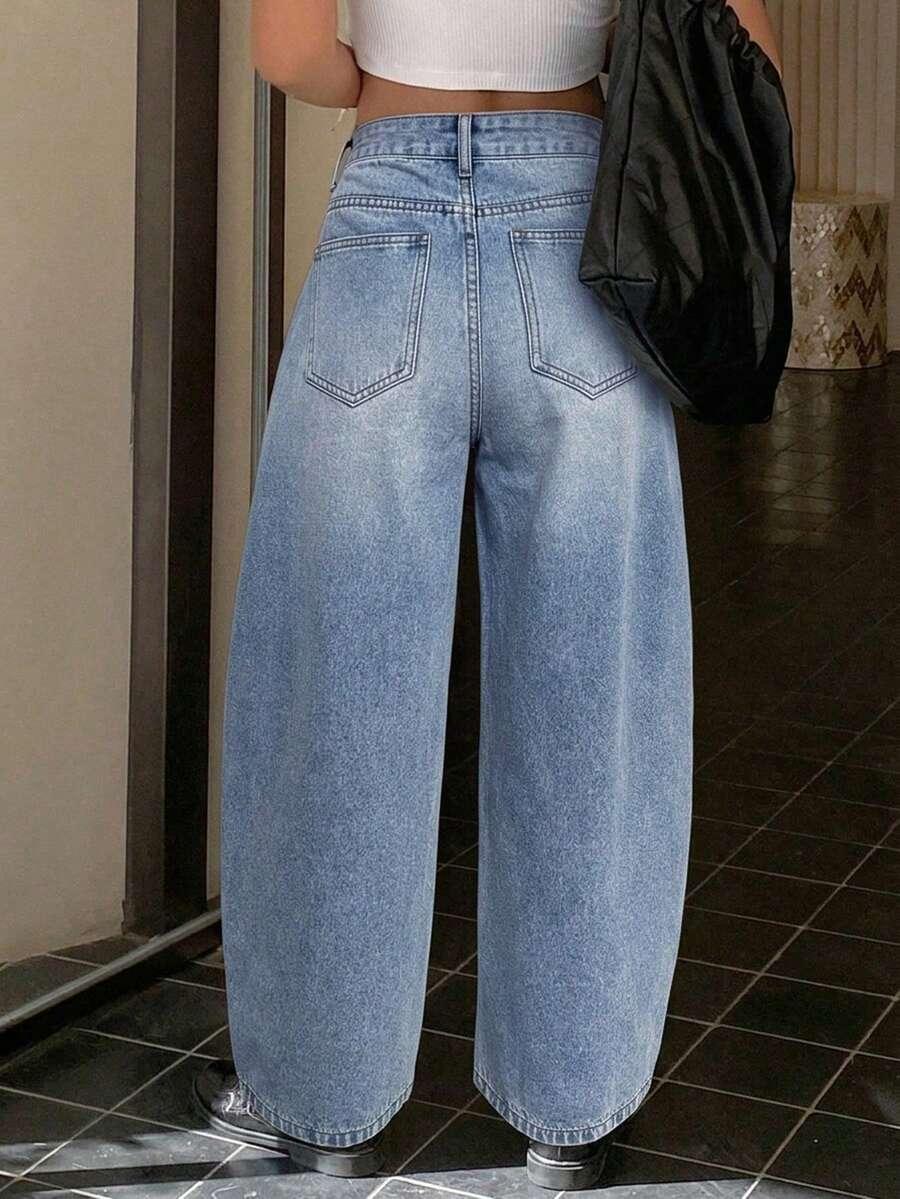 niebieskie spodnie jeans