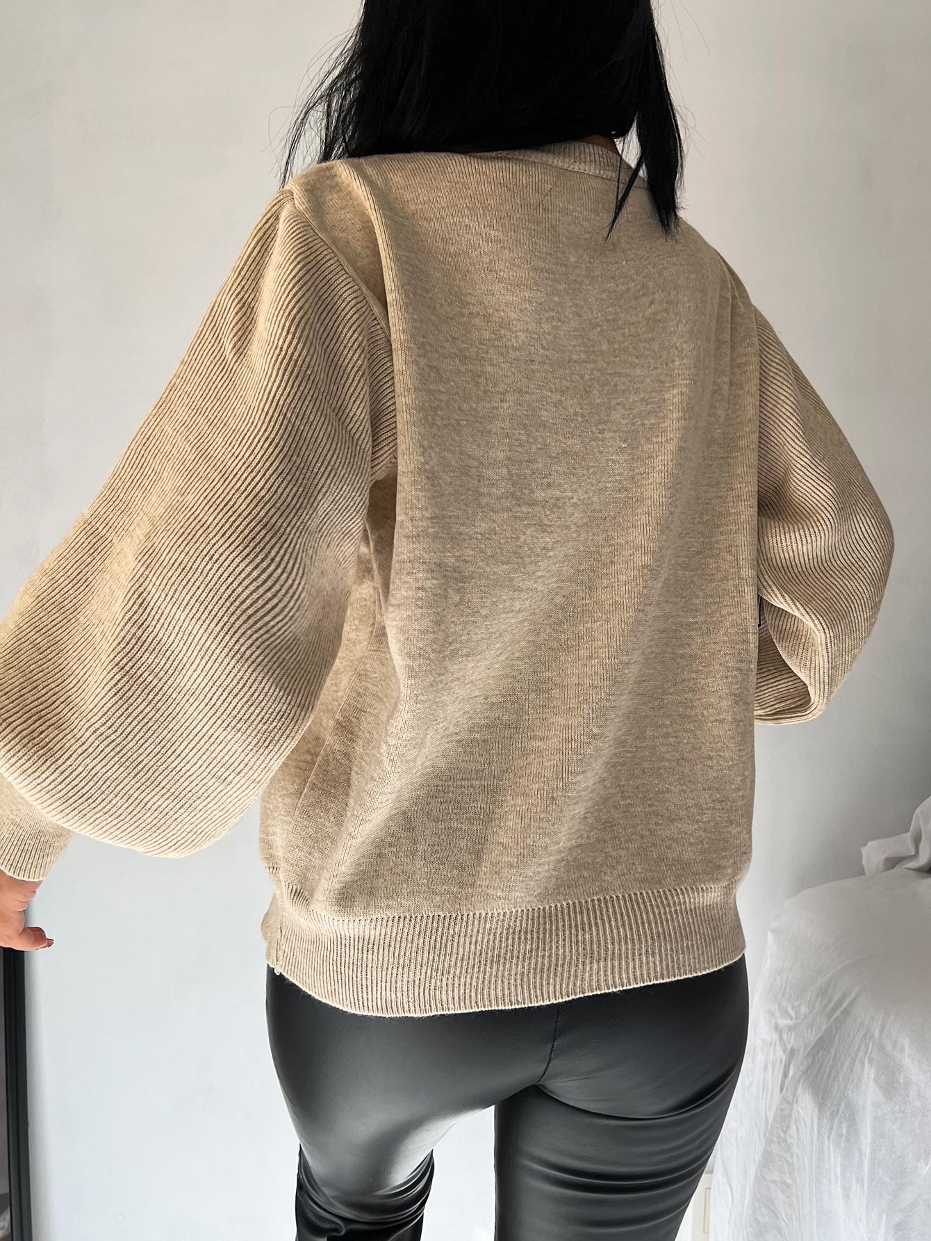 beżowy sweter długi rękaw