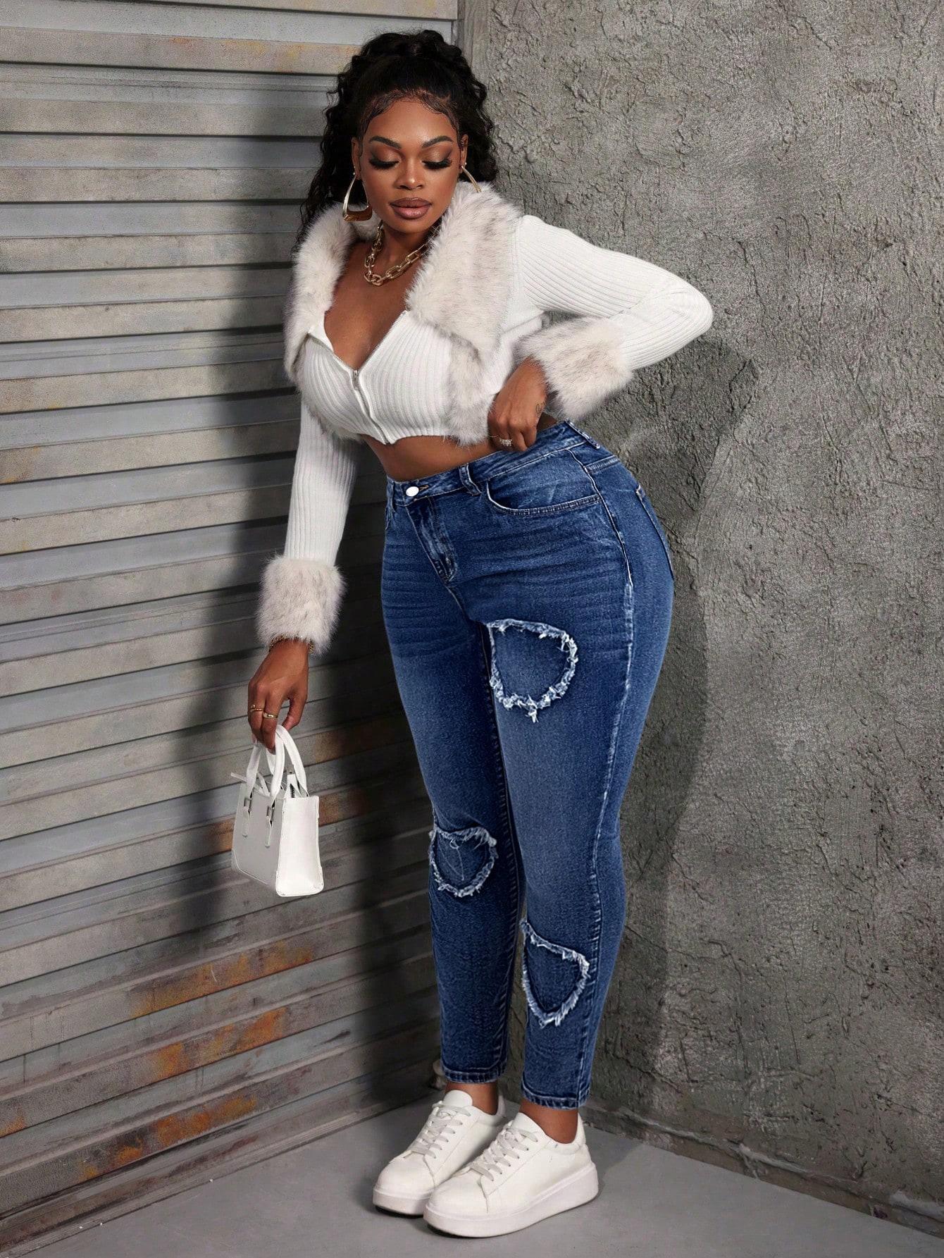 niebieskie spodnie jeans