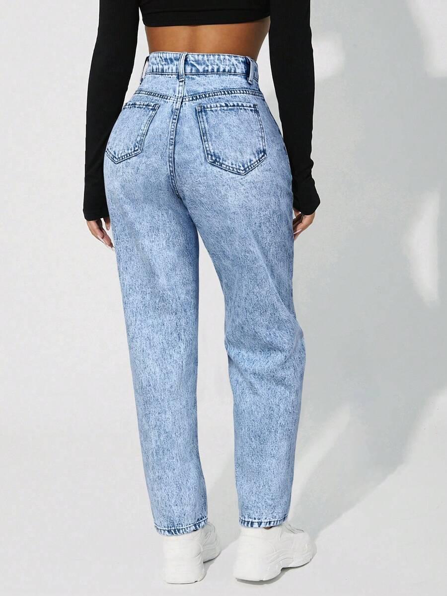 niebieskie spodnie jeans