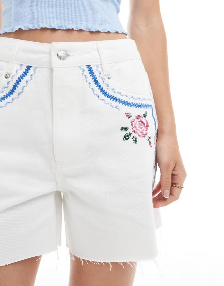białe spodenki jeans haft